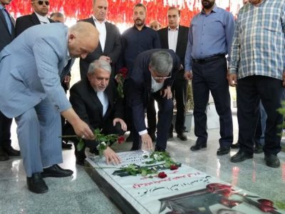 ادای احترام وزیر میراث‌فرهنگی به مقام شامخ شهدای خرم‌آباد