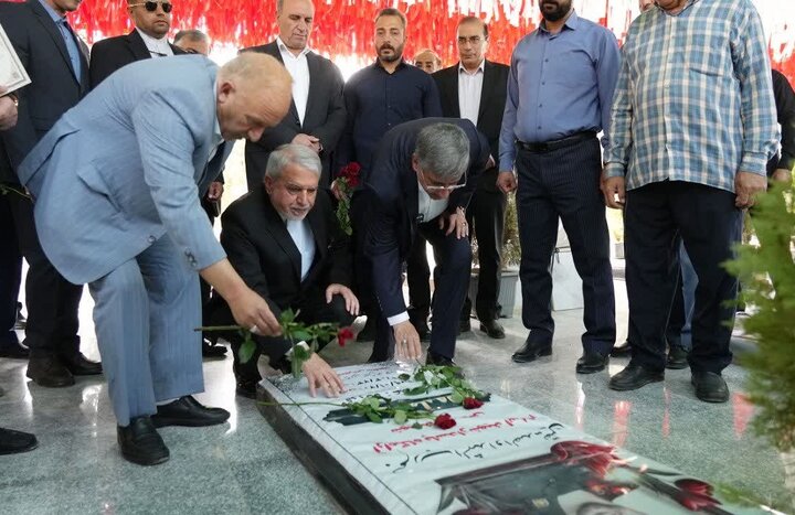 ادای احترام وزیر میراثفرهنگی به مقام شامخ شهدای خرمآباد