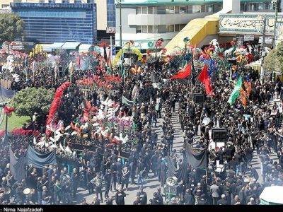 حرکت دسته عزاداری شهادت امام رضا (ع) به سمت بیت رهبر شهید