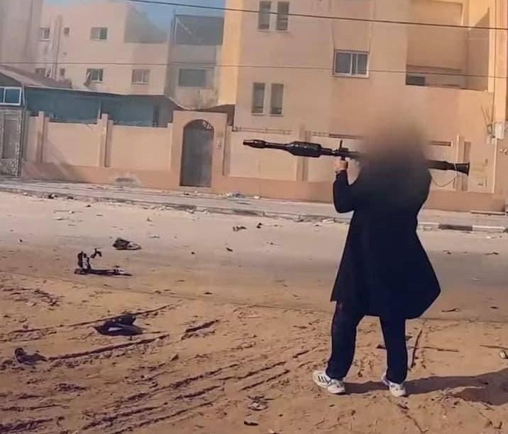 خیابانهای غزه زیر پای «زورو»/معمای مرد پالتوپوش آشکار شد کشور فلسطین , شهید , نوار غزه , حماس , حماسه و مقاومت , رژیم صهیونیستی (اسرائیل) ,