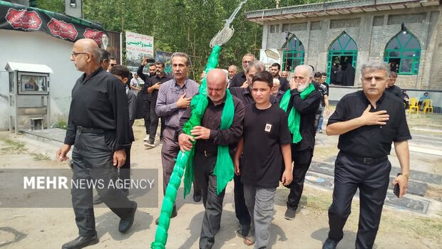 روایتی از آیین سنتی ۲۰۰ ساله «علم واچینی» در ماشک؛ اینجا همه پای کارند