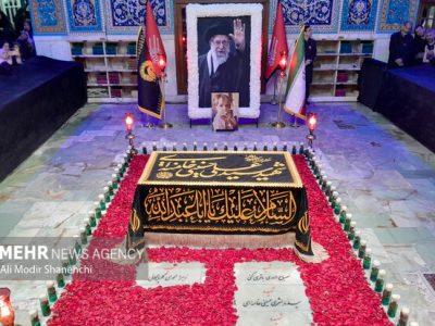 مزار رهبر شهید در شب شهادت امام رضا(ع)