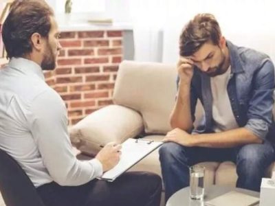 این جملهها را به فرد مضطرب نگویید؛ حالش را بدتر میکند
