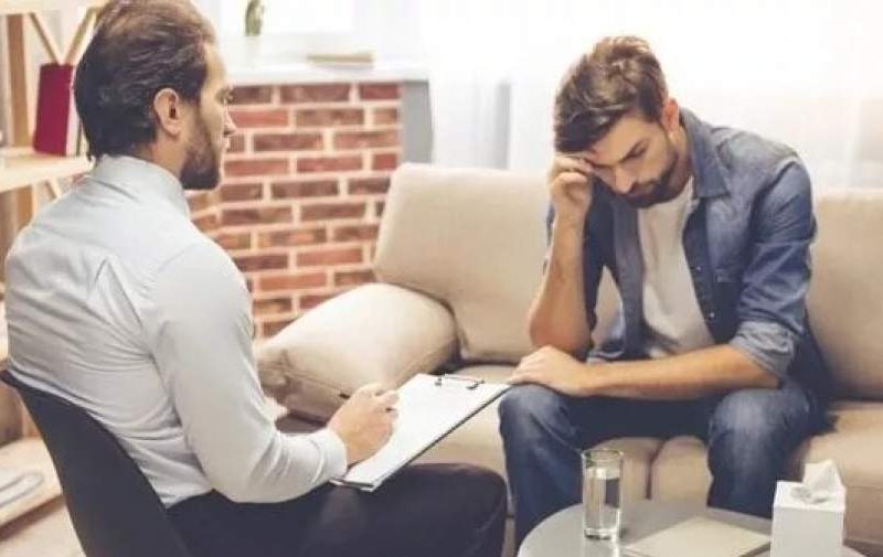 این جمله‌ها را به فرد مضطرب نگویید؛ حالش را بدتر می‌کند