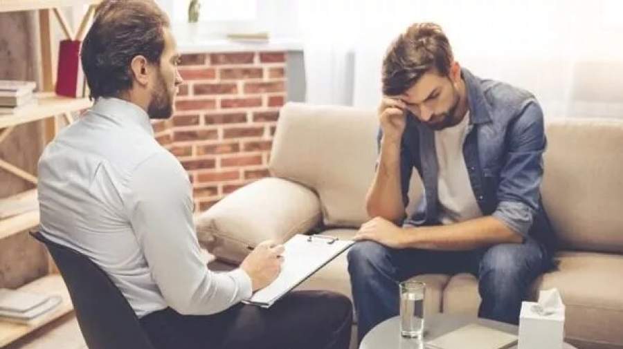 این جملهها را به فرد مضطرب نگویید؛ حالش را بدتر میکند
