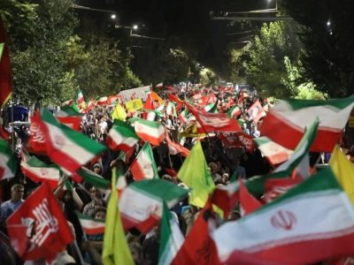 میدان داری مردم ارومیه در اجتماع شبانه در حمایت از نیروهای مسلح