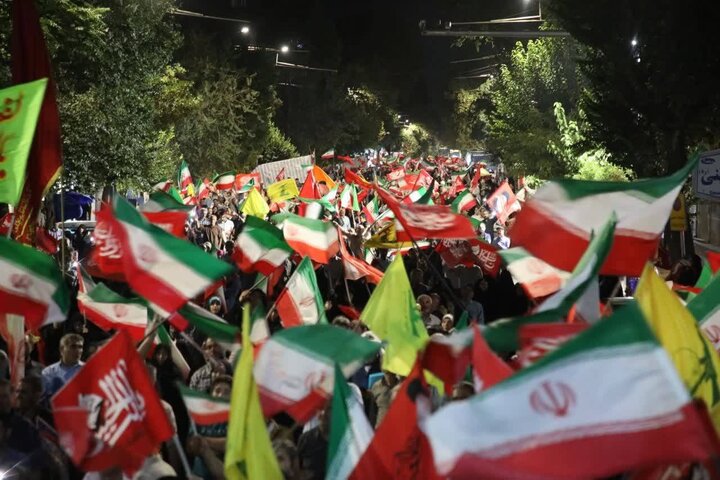 میدان داری مردم ارومیه در اجتماع شبانه در حمایت از نیروهای مسلح