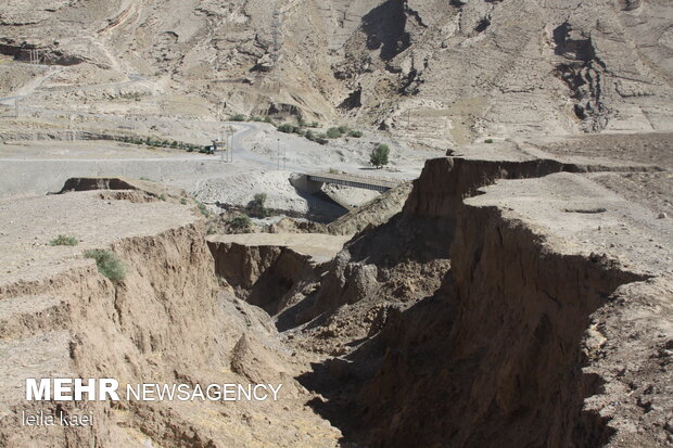 یک دهه بلاتکلیفی؛ رانش زمین در تلخاب همچنان جان مردم را تهدید می کند یک دهه بلاتکلیفی؛ رانش زمین در تلخاب همچنان جان مردم را تهدید می کند